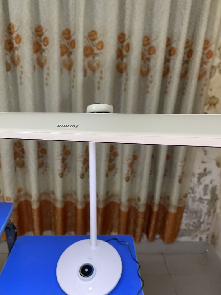 Giao hàng nhanh chóng. Sp rất chất lượng, điều chỉnh cao và góc thì nên dùng 2 tay. Có tờ hướng  dẫn sử dụng nên dễ làm quen.
Note: Điều mình thấy thú vị là đèn có thể lưu lại ánh sáng đèn bằng cách ấn khoảng 2s lên 1 trog 3 kí hiệu chế độ (nhấp nháy và chỉnh mình muốn) nên không cần phải mở đèn và thiết lập lại ánh sáng lần nữa, có thể reset lại bằng cách ngắt điện.