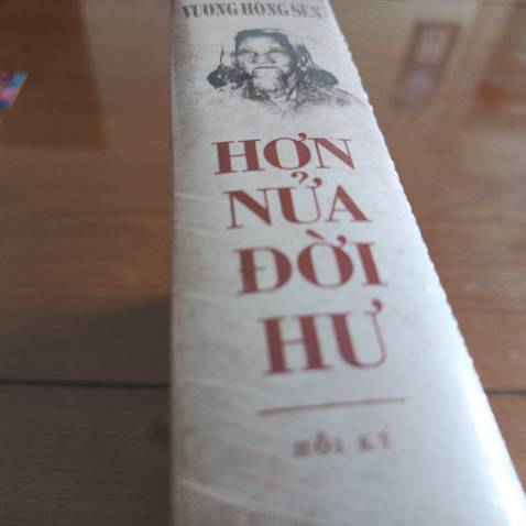 Tuyệt vời hơn nữa! Khi cầm quyển sách này trong tay của mình, một nguồn tư liệu rất quý từ học giả lừng danh Vương Hồng Sến.
 Xin trân trọng kính chào Bác! Đồng thời cảm ơn Tiki trading rất nhiều.