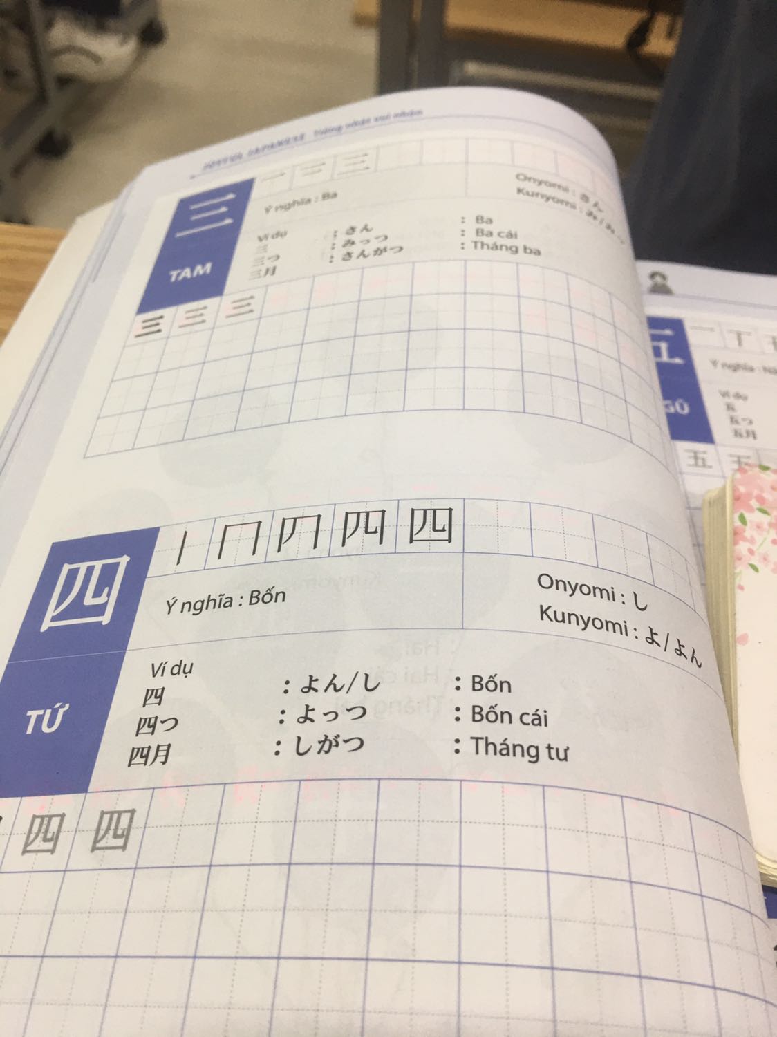 Sách rất hay, giấy tốt, đầy đủ các bảng chữ cơ bản với bảng chứ kanji nha.