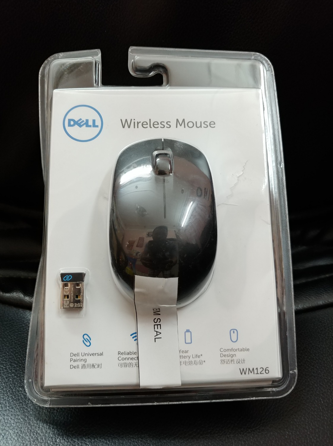 Chuột nhỏ gọn, vừa tay, hơi nặng hơn chút so với Logitech B170 nên đầm tay. Phím nhấn tốt, it ồn. Tuy nhiên, loại này vẫn có ánh sáng đỏ từ mắt quang ở dưới, không như B170 không có ánh sáng phát ra. Cục thu sóng USB cũng dài hơn B170.