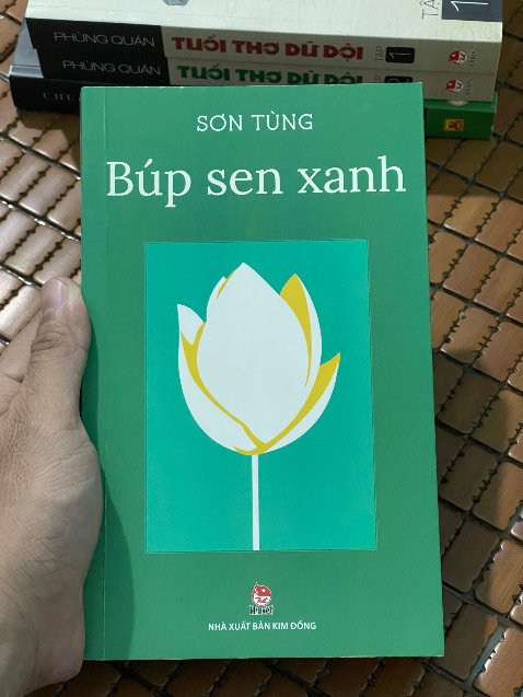 Tác phẩm Búp sen xanh - Sơn Tùng. Tác phẩm viết về thời thơ ấu, thời niên thiếu và quá trình mà Bác đã chuẩn bị để ra đi tìm đường cứu nước tại Bến Nhà Rồng. Thông qua tác phẩm chúng ta có thể hiểu thêm về bản thân Bác cũng như gia đình của Bác. Tác phẩm có tính xác thực cao do tác giả đã bỏ rất nhiều thời gian và công sức để tìm gặp những người thân có liên quan mật thiết đến Bác cũng như gia đình Bác. Một tác phẩm tràn đầy cảm xúc.