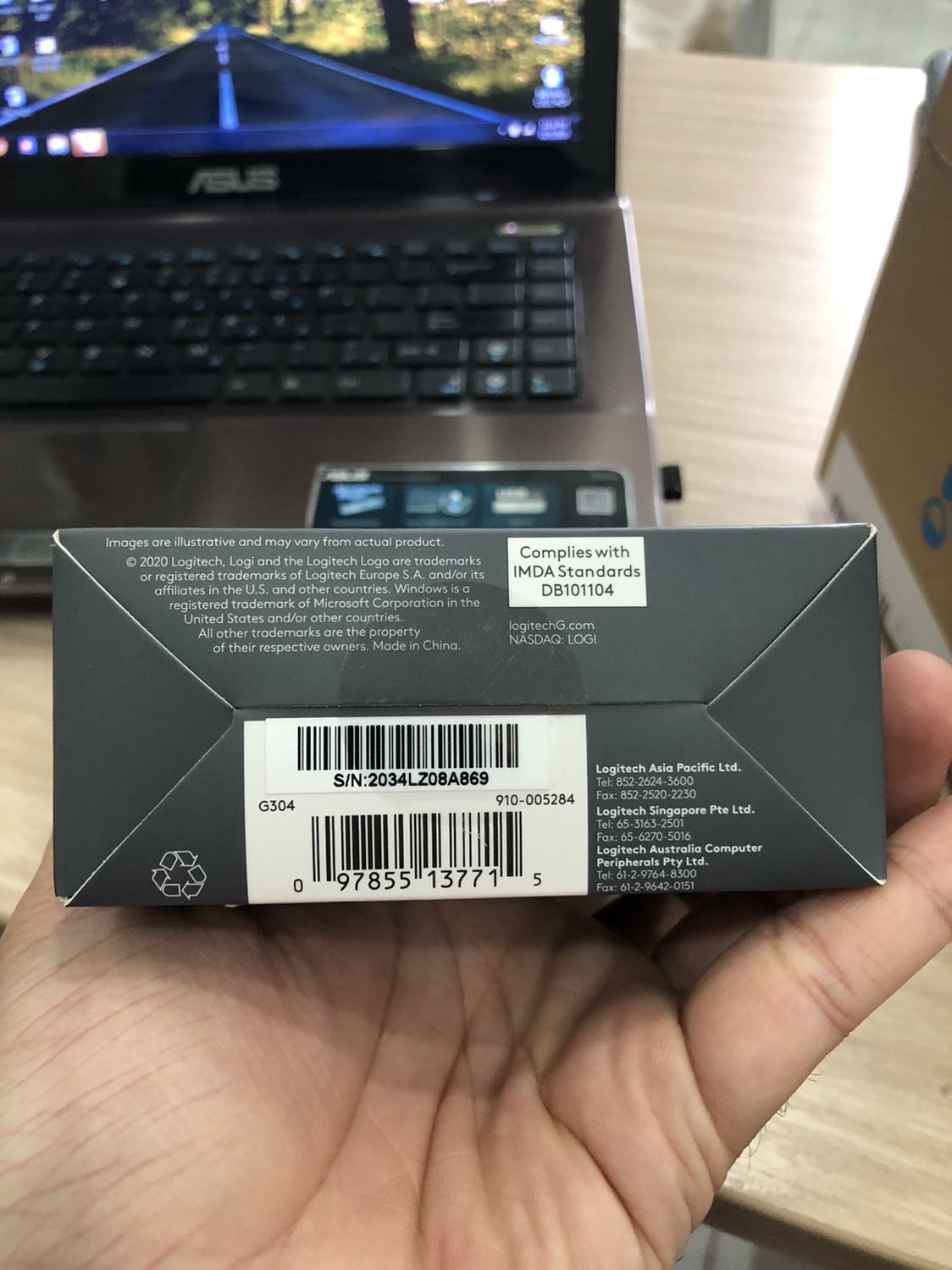 Hàng giao nhanh cực.
Đóng gói chắc chắn.
Hộp sản phẩm ko móp méo.
Chuột mới tinh tươm và rất đẹp. Các nút bấm rõ ràng, chắc chắn.
* Nhưng sao mình ko thấy tem Bảo Hành sản phẩm; mà chỉ thấy tem của nhà cung cấp thôi vậy.