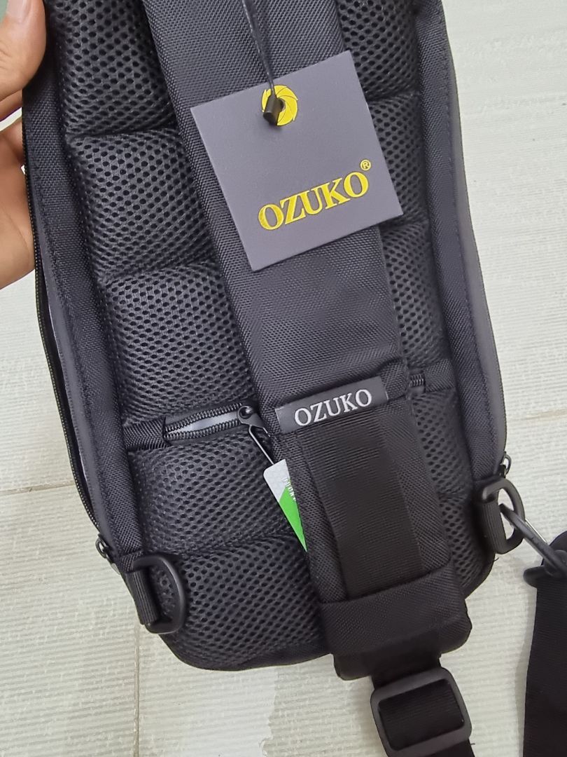 Chất liệu tốt, đeo khá là thời trang.
Có nhiều ngăn tiện lợi, mặt sau có thêm 1 ngăn nhỏ, trên dây có ngăn để thẻ khá sâu và chắc chắn.
Có dây USB nối với bên trong.
Có khóa và hướng dẫn sử dụng bằng tiếng Anh.
Mình thử đổ nước lên thì phần lớn là trượt ra khỏi mặt túi, phần nước còn đọng lại thì thấm vào nhưng cũng không đáng kể. 
Xứng đáng 5 sao ?