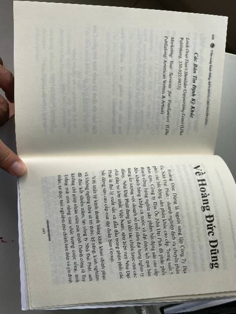 Sách siêu dở, mà lại bán giá cao. Nội dung xa lạ và khó áp dụng ở thị trường VN. Quyển sách được thêm vào vài trang chả khác nào quảng cáo cho 1 cty BĐS nào đó mà tui mặc dù là dân BĐS cũng chưa từng nghe qua. 
Mua xong rồi cảm giác rất khó chịu!
Nói chung là không đáng tiền tí tẹo nào! Hơi tiếc vì lỡ bỏ tiền mua 1 quyển sách như thế này :(