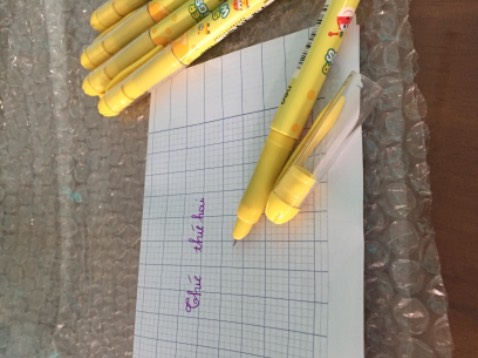 Bút đẹp, nhẹ, viết êm, mực ra đều, phù hợp cho các bé Tiểu Học , nhất là học sinh lớp 1. Shop đóng gói cẩn thận, tiki giao hàng đúng hẹn, nhân viên nhiệt tình.