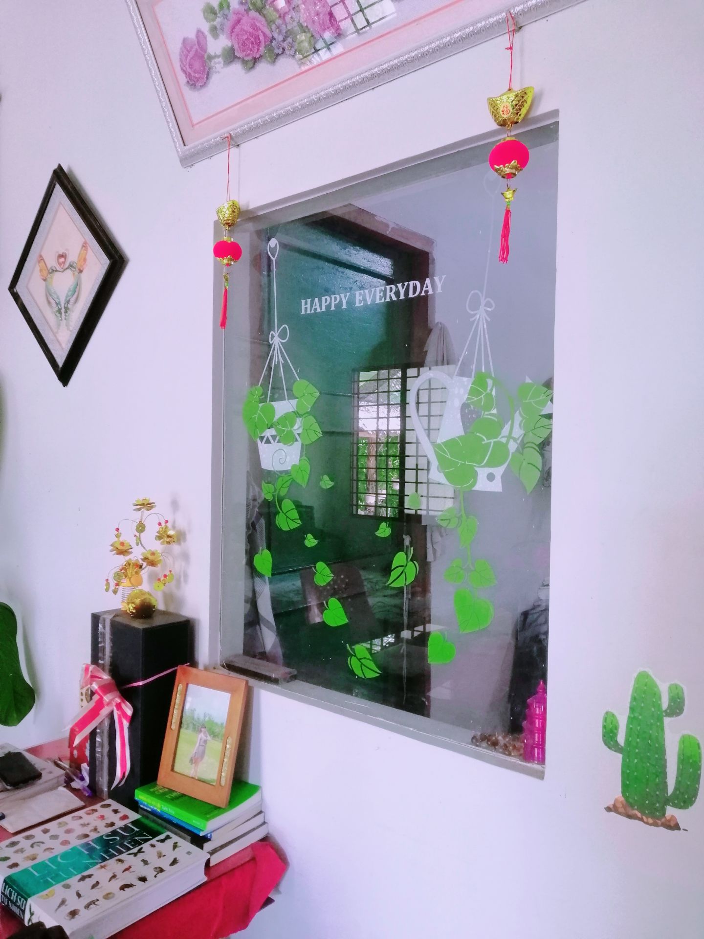 đẹp! có điều cửa nhà mình nhỏ nên dán 2 chậu là vừa bồi. Dg tìm chỗ dán tiếp chậu còn lại.