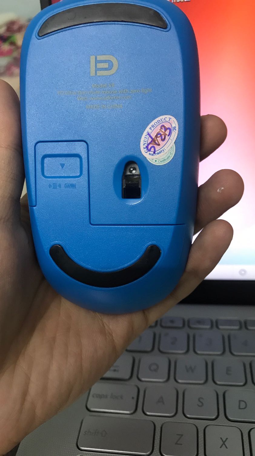 Click chuột không nghe tiếng ồn, nhưng nút lướt lên xuống vẫn nghe rõ tiếng. Điểm trừ nữa là không có nút tắt khi không sử dụng, có thể dễ hao pin. Không biết có dùng lâu dài được không, nhưng khá ổn so với giá sản phẩm.