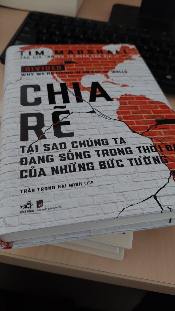 Tập hợp các tiểu luận khác của nhà báo Tim Marshall về những mâu thuẫn nội tại hiện hữu của các quốc gia hay khu vực từ Trung quốc, châu Âu, Hoa Kỳ cho đến Trung Đông, châu Phi hay Ấn độ. Một góc nhìn khác về những chia rẽ trong kỷ nguyên toàn cầu hóa. Cám ơn Nhã Nam.