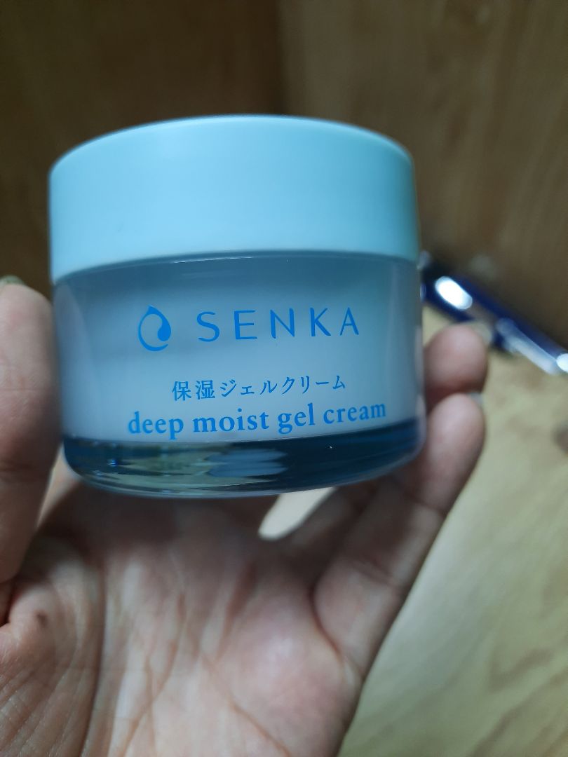 giao hàng nhanh chóng. lần này mẫu mã không giống như lần trước mình mua, hơi lo lắng. sản phẩm k có nắp chặn nên kem dễ dính với nắp đậy lại.