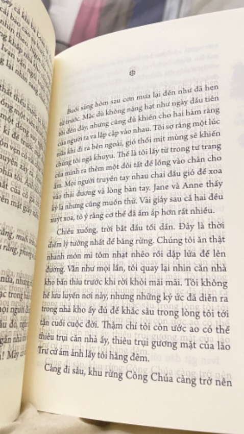 Lần đầu mình mua phải quyển sách có chất lượng in tệ như này ạ, thực sự ko hài lòng