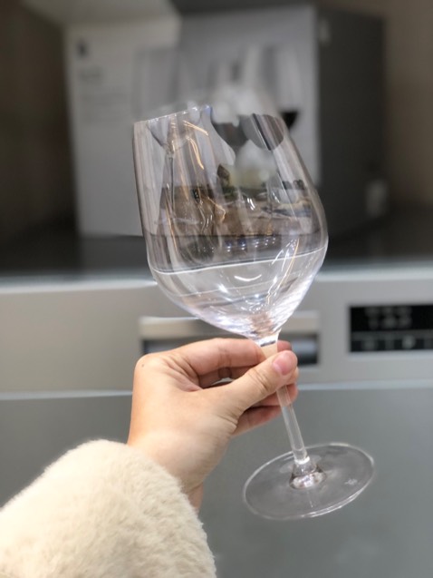 Chất lượng hoàn thiện tuyệt vời, cảm giác cầm thấy khá sang trọng, xứng đáng với giá tiền