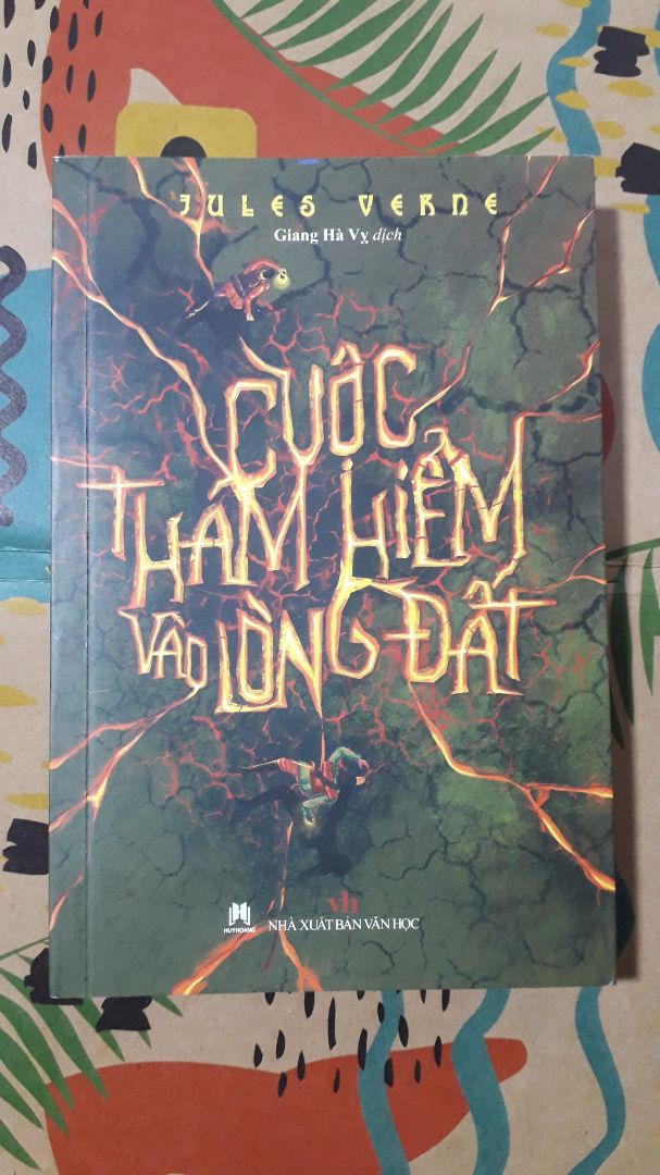 Nội dung ấn tượng của Jules Verne là không cần phải nói thêm. Sách bìa mềm và không bị trầy xước, giấy in mềm, mịn, thơm, gáy sách không bị móp méo, bên trong có kèm những hình ảnh minh họa👌👌👌