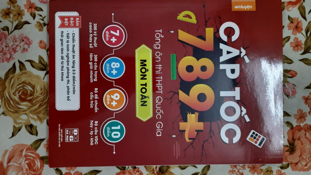 Lớp 12 có khối lượng kiến thức rất lớn, cuốn sách tổng hợp các kiến thức trọng tâm giúp hs ôn tập nhanh, bên cạnh còn có các mẹo làm nhanh, thủ thuật bấm máy giúp hs vừa ôn tập vừa rút ngắn thời gian làm bài. sách phù hợp với những hs đang ôn tập 2 tháng cuối trước kì thi thpt. ngoài ra, sách còn có lời khuyên về cách phân bố thời gian làm bài với các mục tiêu điểm số khác nhau giúp hs có sự chuẩn bị tốt hơn trước kì thi.