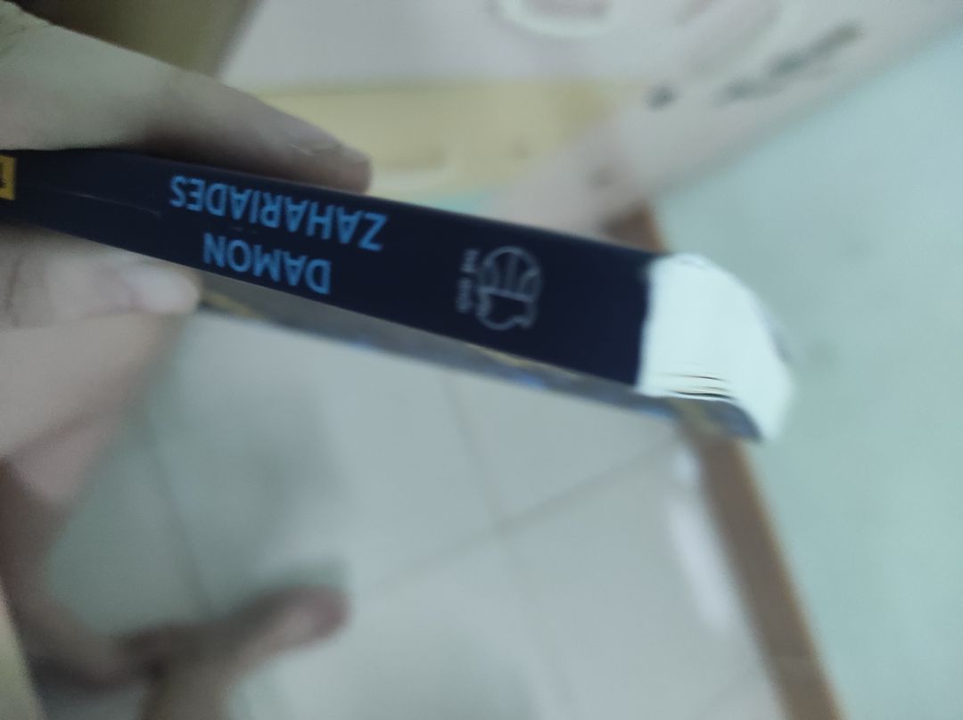 tróc bìa lủng 1 chỗ như sách cũ