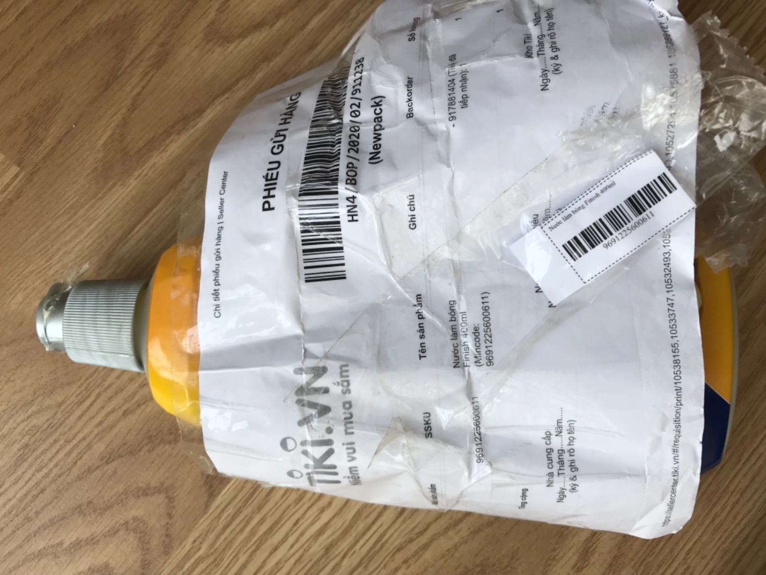 Hàng đã mở nắp, xịt cả nước ra ngoài, không biết bên trong chứa thứ nước gì. Yêu cầu thu hồi và hoàn tiền lại cho khách hàng gấp. Không vui