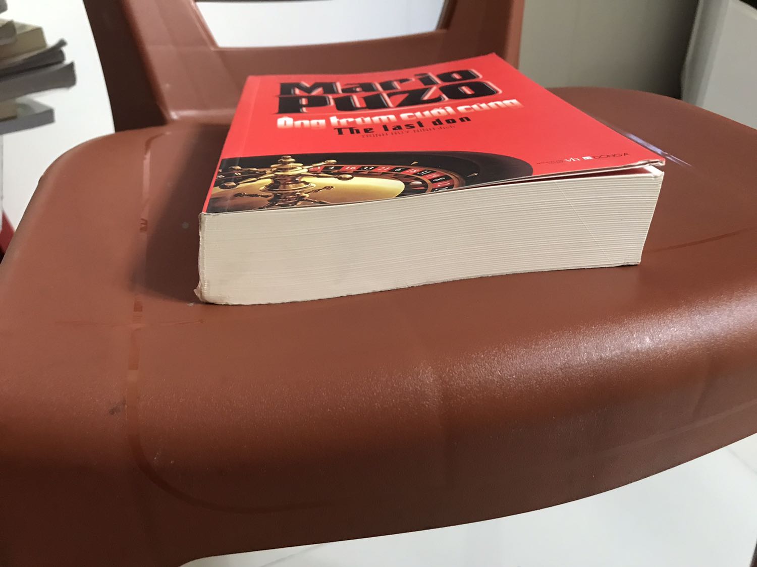 Từ cuốn Bố Già của dịch giả Ngọc Thứ Lang đọc xong đã quá cuồng nên tìm tiếp cuốn này nội dung chưa đọc nhưng hy vọng cũng hay tương tự. Thông cảm vì dịch nhưng khâu vận chuyển ảnh hưởng tới chất lượng sách nhiều quá. Sách mới tiki trade xưa giờ vẫn được bọc plastic nay không có nữa nhìn như sách cũ.