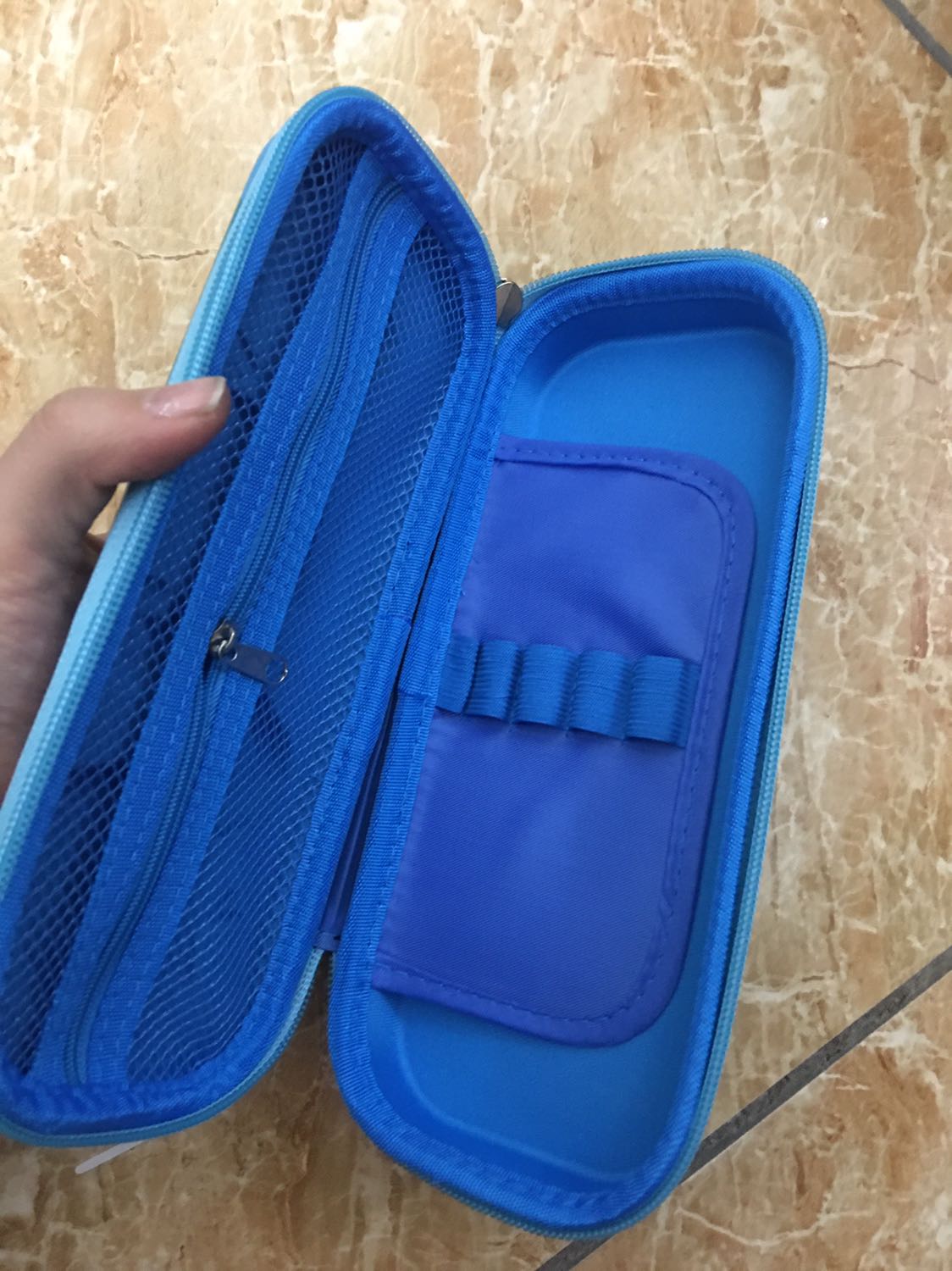 Đóng hàng cẩn thận , mở hàng ra bất ngờ hơn vì hộp bút đẹp xuất sắc