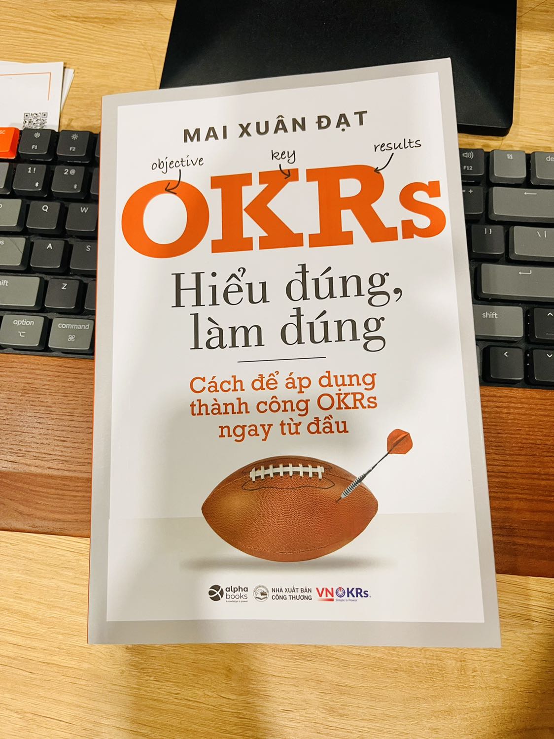 Sau một thời gian đọc những quyển sách dày đặc thông tin thì chuyển qua quyển này mình chỉ tốn hơn 1 ngày là xong (bao gồm cả việc take note các ý quan trọng trong sách).

Bản thân mình có gần 1 năm làm OKRs cho bản thân, nay bắt đầu áp dụng OKRs cho các tổ chức mình đang vận hành. Từ cá nhân ra tổ chức thì muôn vàn gian truân nên rất cần những quyển có hệ thống như này. Sách rất thực tế, rõ ràng từng bước để những người mới có thể bắt đầu được ngay.