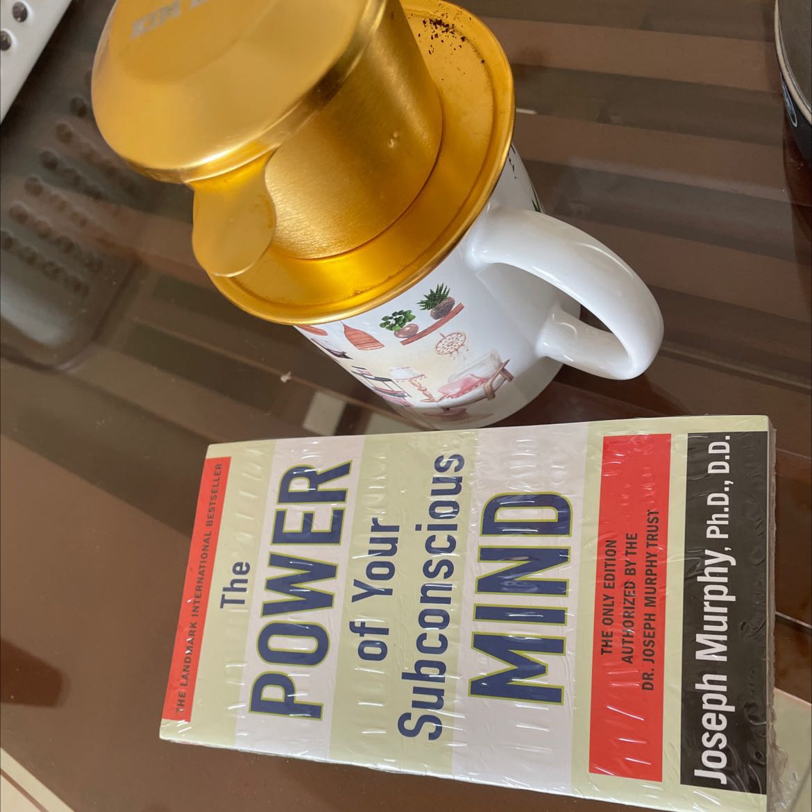 Tiki giao hàng nhanh. Đặt chiều Chủ Nhật mà sáng thứ 2 đã có rồi. Sách được bọc gói cẩn thận nên mình rất hài lòng. Còn về nội dung, đây là lần thứ 2 mình mua rồi. Cuốn đầu khi mình còn du học nhưng lúc về vì nặng hành lý, mình không thể mang sách về. Mình cũng mua bản dịch tiếng việt, cuốn “sức mạnh của tiềm thức” và mình rất ấn tượng về cuốn sách “nhỏ nhưng có võ” này. Thực sự đây là cuốn sách thay đổi nhận thức của mình, học cách nhìn nhận mới về cuộc sống và cách mình có thể thực sự thay đổi và làm chủ cuộc đời của mình.