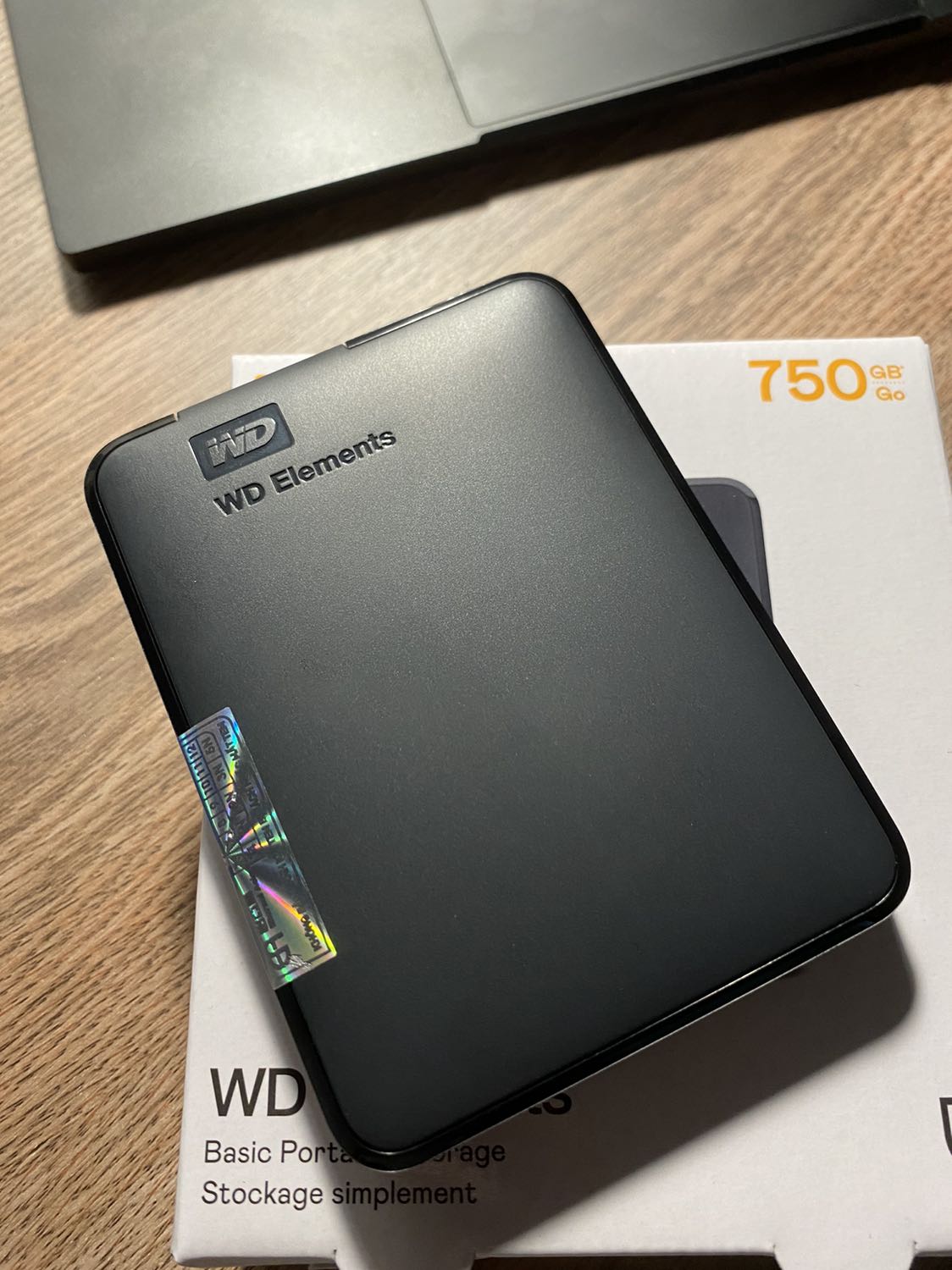 Sản phẩm cực kì xịn sò, lại được tặng kèm túi chống sốc bảo vệ. Tốc độ Copy khoảng 112MB/s là khá cao với ổ cứng HDD. Túm lại là nên mua nha các bạn.