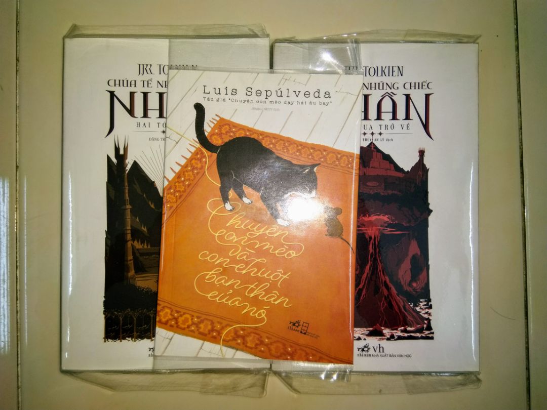 Không hiểu tại sao Tiki có thể bọc sách như vậy rồi giao cho mình nữa? Đơn trước có 3 cuốn sách thì 1 cuốn ko bọc bookcare, đơn này thì lại bọc như vậy.