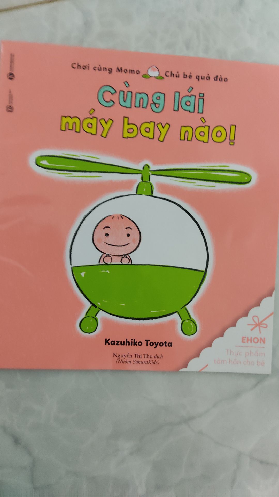 Những nhân vật quen thuộc xuất hiện bất ngờ làm truyện trở nên thú vị. Tiếng máy bay lặp lại nhiều lần.