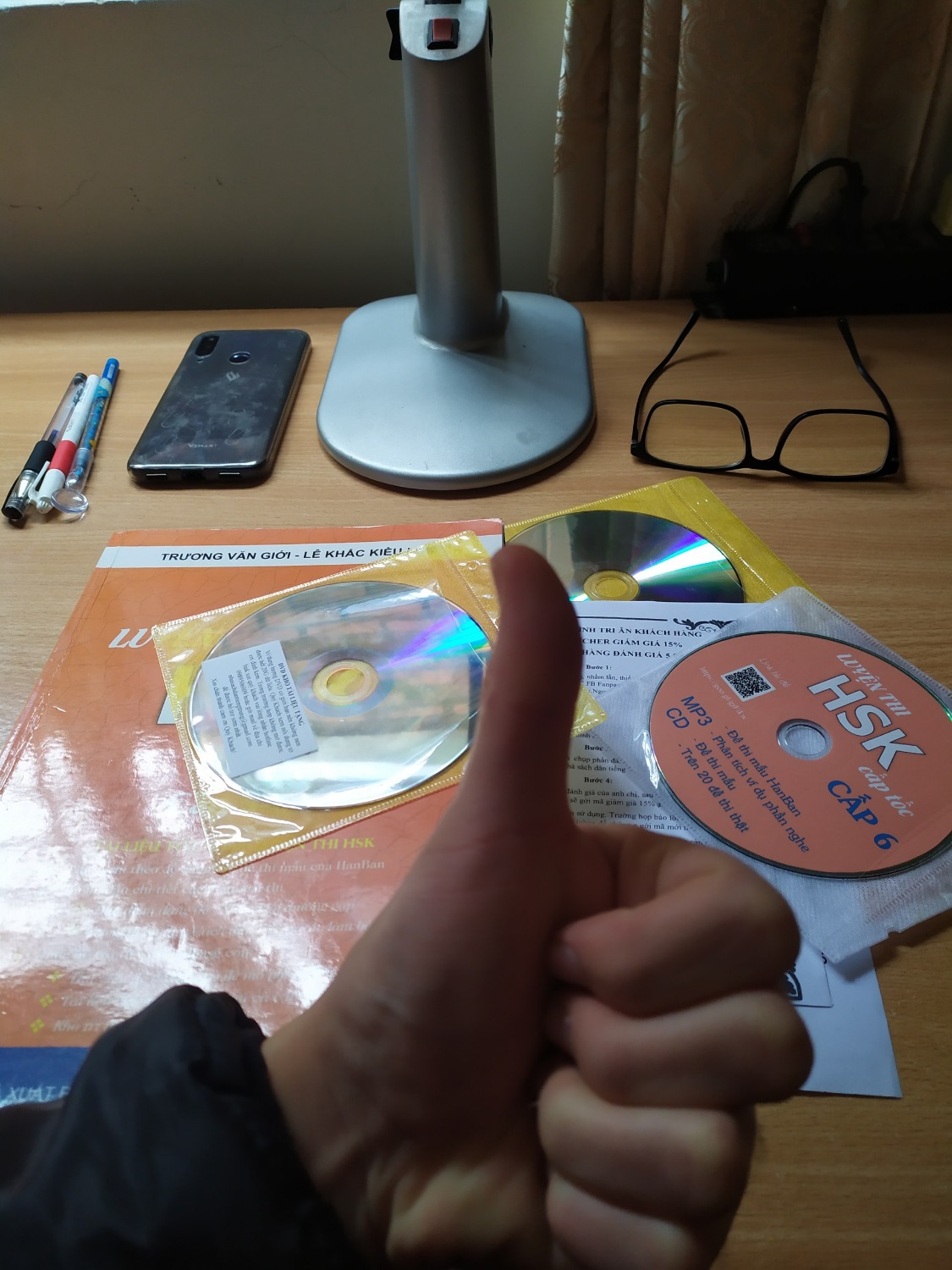 1. Cuốn sách chỉ ra một số lỗi liên quan đến phát âm, mặt chữ, nghĩa và ngữ pháp thường hay mắc phải sai lầm... Khá ổn...
2. Nội dung trong cuốn sách được thiết kế, biên soạn tỉ mĩ, kỹ lưỡng, bao quát được nhiều lỗi sai thường gặp, phân chia đề thi thành nhiều chủ đề nhỏ để xử lý... Vì vậy thí sinh sẽ hình dung được những bước để dần dần chinh phục những câu hỏi từ cơ bản đến nâng cao mà sẽ xuất hiện trong đề thi HSK...
Chúc shop được nhiều người ủng hộ...