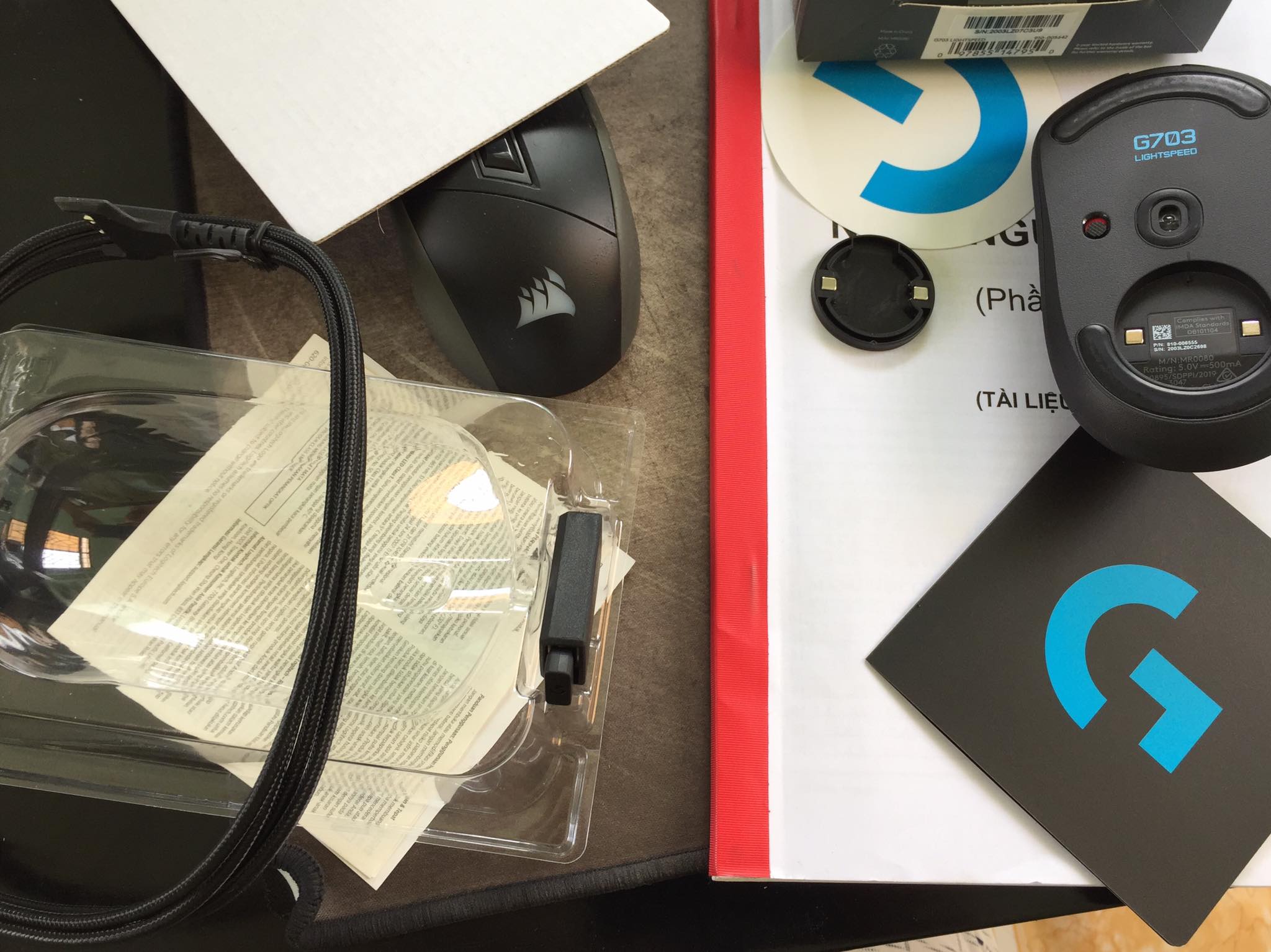 Chuột vừa mở hộp thì:
- Đầu thu nằm hổng chân lên trời.
- Feet chuột thì trầy trụa, bong tróc.
- Chỗ sạc thì đóng đầy bụi.
- S/N của chuột thì không trùng với hộp. Chuột vừa mở hộp thì:
- Đầu thu nằm hổng chân lên trời.
- Feet chuột thì trầy trụa, bong tróc.
- Chỗ sạc thì đóng đầy bụi.
- S/N của chuột thì không trùng với hộp.