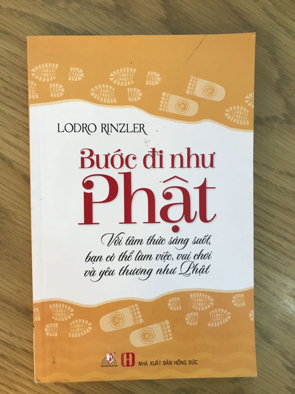 Nhận được sách bẩn hơi không vui. Về nội dung thì bận quá mình chưa đọc nên không dám nhận xét. Sẽ biết bình luận sau.