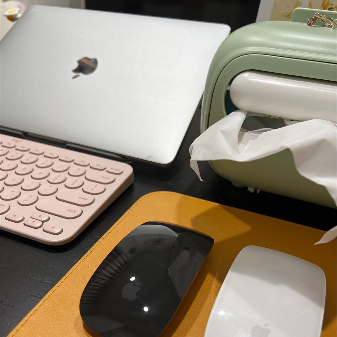 Mình mua vì thích màu đen chứ có 1 con màu trắng rồi, xài mượt khá đằm, trên hết là đẹp mê luôn. Tiki giao siêu nhanh.