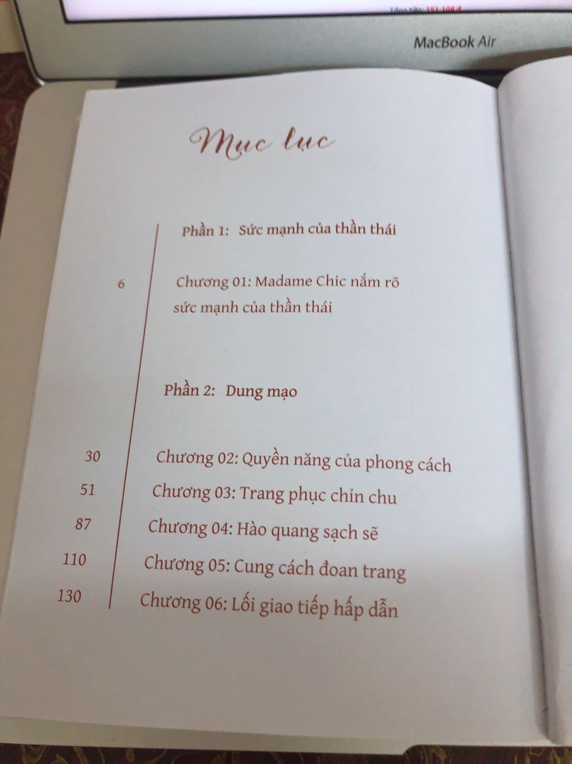 Nội dung sách nói về phong cách từ ăn mặc bên ngoài cho đến bên trong tâm hồn của người phụ nữ Paris thông qua madam Chic. Những nguyên tắc phối đồ và những đồ dùng cần thiết cho phụ nữ mà vẫn tiết kiệm. Bên cạnh đó những suy nghĩ, hành động trong các hoàn cảnh cũng thể hiện thần thái trong con người.
