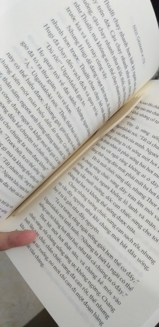 Mặc dù thích bìa cuốn Thần thoại Bắc Âu nhà Kim hơn nhưng cuối cùng mình chọn mua cuốn của Nhã Nam vì có giao 2h nội thành HN mà mình thì đang cần gấp :))) Hình thức sách chỉn chu, còn nguyên seal, nội dung thì mình không đề cập nhiều vì còn dựa vào cảm nhận của mỗi người. Tiki giao hàng nhanh, đúng hẹn, shipper thân thiện, chuyên nghiệp. 5 sao nhak