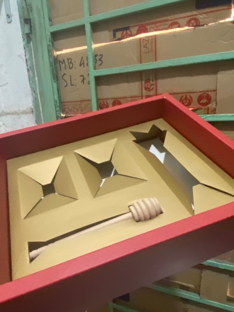 Quà ổnnnnnnnnnnnn trong tầm giá, dây xách hơi lỏng một chút. Shop giao đủ hàng, về mn tự ráp lại theo khung. Nhưng nhìn chung là để xách đi tặng là hợp lý nhé mọi ngườiiiiiiiiiiiiii.