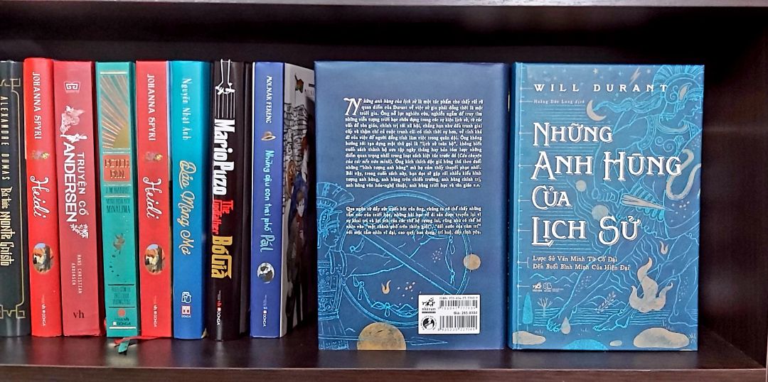 Những anh hùng của lịch sử là một tác phẩm cho thấy rất rõ quan điểm của Durant về việc sử gia phải đồng thời là một triết gia. Ông nỗ lực nghiên cứu, nghiền ngẫm để truy tìm những viễn tượng triết học chứa đựng trong các sự kiện lịch sử, từ các vấn đề tôn giáo, chính trị tới xã hội, chẳng hạn như đấu tranh giai cấp và thậm chí cả cuộc tranh cãi có tính thời sự hơn, về tính khả dĩ của việc để người *** làm việc trong quân đội. Ông không hướng tới tạo dựng một thứ gọi là “lịch sử toàn bộ ”, không biến cuốn sách thành bộ sưu tập ngày tháng hay bản tóm lược những điểm quan trọng nhất trong loạt sách kiệt tác trước đó (Câu chuyện của các nền văn minh). Ông kích thích độc giả hứng thú theo đuổi những “hình tượng anh hùng” mà họ cảm thấy thuyết phục nhất. Bởi vậy, trong cuốn sách này, bạn đọc sẽ gặp rất nhiều kiểu hình tượng anh hùng, anh hùng trên chiến trường, anh hùng chính trị, anh hùng văn hóa - nghệ thuật, anh hùng triết học và tôn giáo v.v. Qua ngôn từ đầy sức cuốn hút của ông, chúng ta có thể thấy những tầm vóc của triết học, những bài học về di sản được truyền lại vì sự khai trí và lợi ích của các thế hệ tương lai, cũng như có thể hé nhìn vào “một thành phố trên thiên giới ”, “đất nước của tâm trí” với một tầm nhìn vĩ đại, cao quý, bao dung, trí huệ, đầy tình yêu.
Dịch vụ của Tiki rất tốt, giao hàng nhanh và tiện lợi cho KH. Like & Thanks!