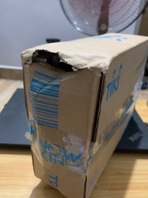 Lần này m khá thất vọng về cách đóng gói của Tiki
Sách đóng gói trong hộp quá sơ sài,  nhưng hộp còn bị rách như này.
Đã thế m mua 4 cuốn nhưng chỉ 1 cuốn được bao nilong. 
Hộp rách + sách không bao nilong + mùa mưa =  thế nào ạ???