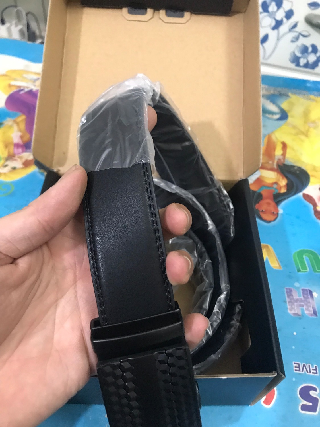 Sản phẩm ngoại quan tốt, khóa rất đẹp. Đúng 100% chính hãng, có phiếu bảo hành kèm theo. Có liên hệ *** để *** da -> sản phẩm da thật có mùi tóc cháy (cái này là để check kĩ vì có review ko tốt, cảm nhận ban đầu đã thấy ok). Tốc độ giao hàng của tiki thì không phải bàn. 5 sao cho tiki và NBH tốt!