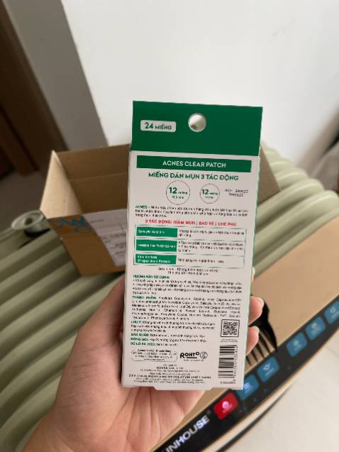 Mỏng le, dán lên k lộ. Giá rẻ, 24 miếng, tính ra hời nhất trong mấy loại, dán lên cỡ nửa ngày, rồi tối về dùng thêm chấm mụn cùng hãng là ổn, giá cũng mềm mại hơn mấy loại khác. Mụn xẹp rồi dán tiếp để nó không bị thâm sẹo