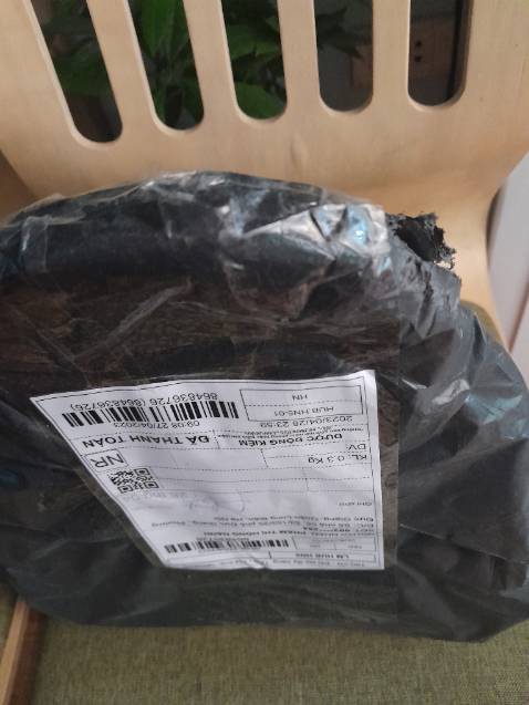 (*) Đánh giá không tính điểm
Shop đóng gói không cẩn thận, hàng giao đến nơi rách ra như này. Quai túi trầy da một chút mất thẩm mỹ quá, mình không muốn đổi trả hàng lôi thôi vì dù sao túi cũng rẻ tiền chứ không phải cao cấp nên buộc khăn vào tạm.
Bên trong túi dây kéo và các ngăn khá ổn. Đáy túi có vết móp mình không biết làm sao căng ra được. Shop có nhét độn giấy khá dày bên trong nhueng nó vẫn móp.