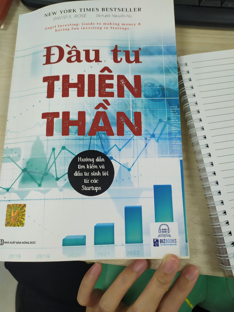 bàn về hình thức sách thì sách đẹp, bìa dày dặn, chất liệu giấy bên trong có màu vàng, đọc ko bị nhức mỏi mắt, chữ to rõ dễ đọc. còn nội dung thì đọc rồi mới biết