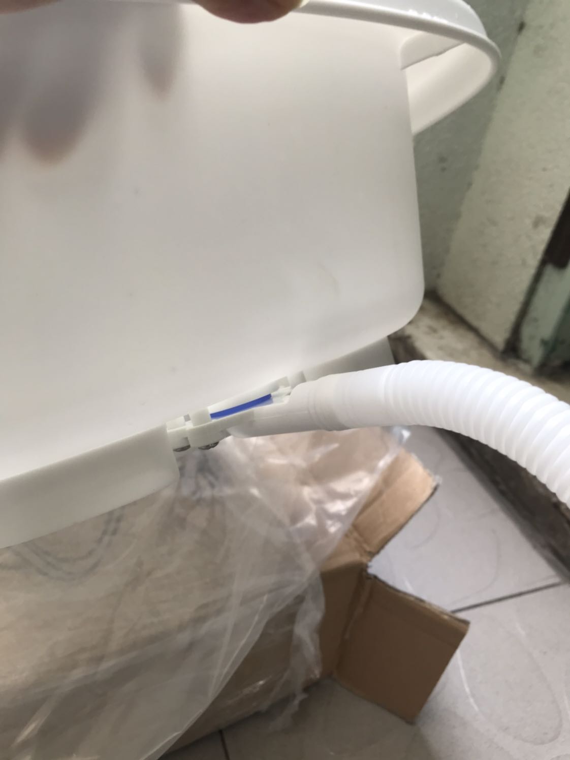 Chậu đẹp, chắc chắn, nằm thử thấy rất dễ chịu, có tặng kèm ca nước và đồ mát xa đầu. 
Lỗ thoát nước có nắp đậy khá chắc, đổ thử nước vào không bị chảy ra ngoài, mở nắp ra thì nước mới chảy.
Chỗ nối ống nước và chậu tương kín, nếu cẩn thận có thể quấn keo lại cho chắc hơn. Thoát nước sẽ hơi chậm tí vì ống hơi nhỏ.
Ban đầu hơi băn khoăn khi lựa chậu này vì thấy giá hơi cao, tuy nhiên mình thấy rất hài lòng về sản phẩm sau khi nhận được.