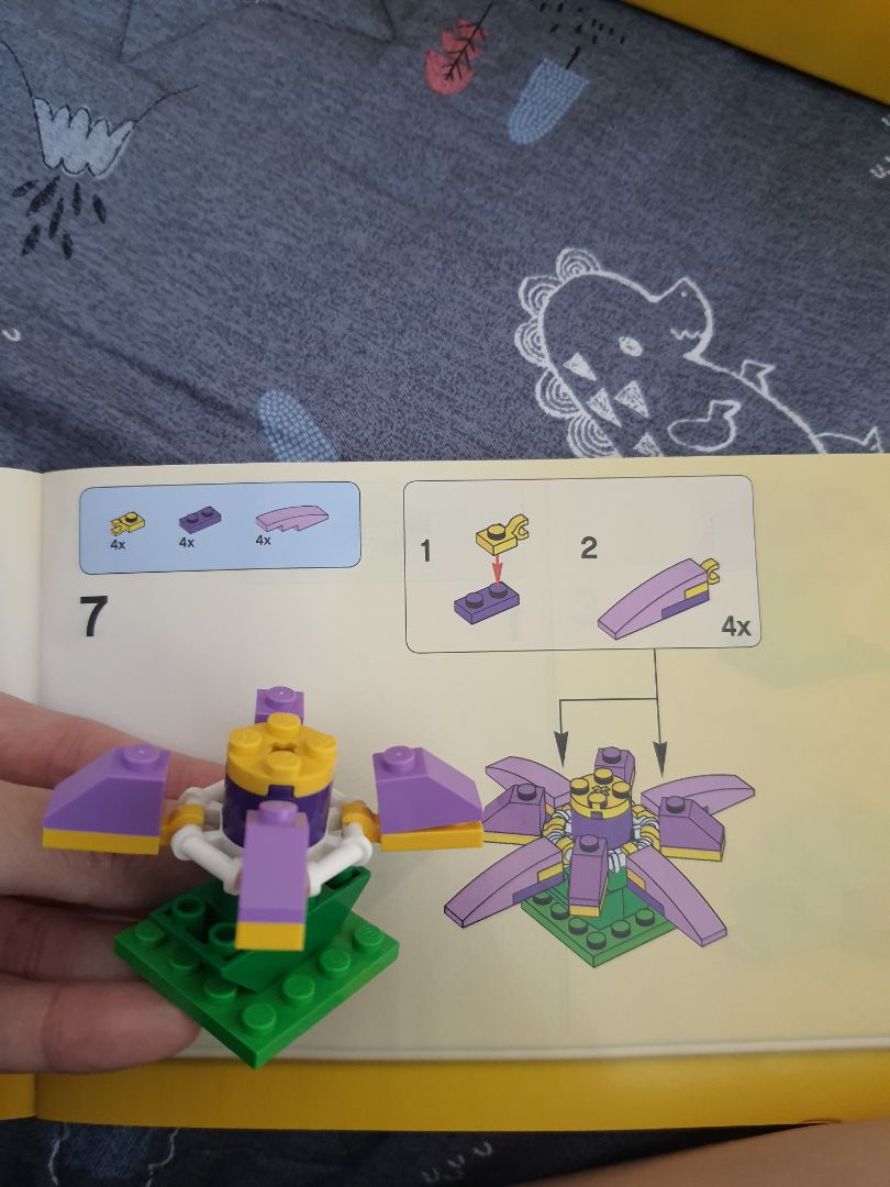 Shop gói hàng chắc chắn. có chống sốc.
Nhựa đẹp, cứng cáp, tinh xảo.
Các chi tiết bé. theo mình phù hợp với các bạn 4t trở lên vì cần phải quan sát, sự khéo léo, tỉ mỉ mới ghép dc. 
Bạn 3t nhà mình chưa biết ghép theo hình mẫu của sách. Ở nhà cũng chơi Puzzle 4 5 6 mảnh các con vật, các phương tiện giao thông thì ghép tốt chứ bộ này chi tiết bé ghép linh tinh dc cái nào thì dc thôi haha.