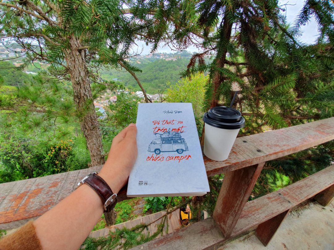 Đầu tiên, cuốn này mình nghĩ ko phải là du ký mặc dù dc viết trên đường đi. Sách thiên về tản văn như thế mạnh của tác giả trước nay.

Mình khá thích phần "Đồng hành", về việc chúng ta theo đuổi và từ bỏ ước mơ để lập thân, cách yêu thương bản thân của 1 người trưởng thành bước sang tuổi 30 hay góc nhìn về mối quan hệ giữa con người với tự nhiên và môi trường. 

Cuốn này tác giả chịu nhìu ảnh hưởng của văn học phương tây.