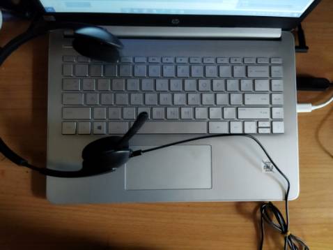 Tai nghe có đệm rất êm, mới đầu hơi mỏi nhưng từ từ quen và có thể đeo lâu. Âm bass cực rõ và nghe âm tương đối tốt. Về mic thì tuy chưa lọc được hết tiếng xe cộ và hơi có tiếng rè, nhưng nhìn chung khả năng lọc âm ổn và không gây quá khó chịu cho người nghe. Mình chưa biết bền thế nào nhưng hiện tại hài lòng. Ngoài ra giao hàng tương đối nhanh.