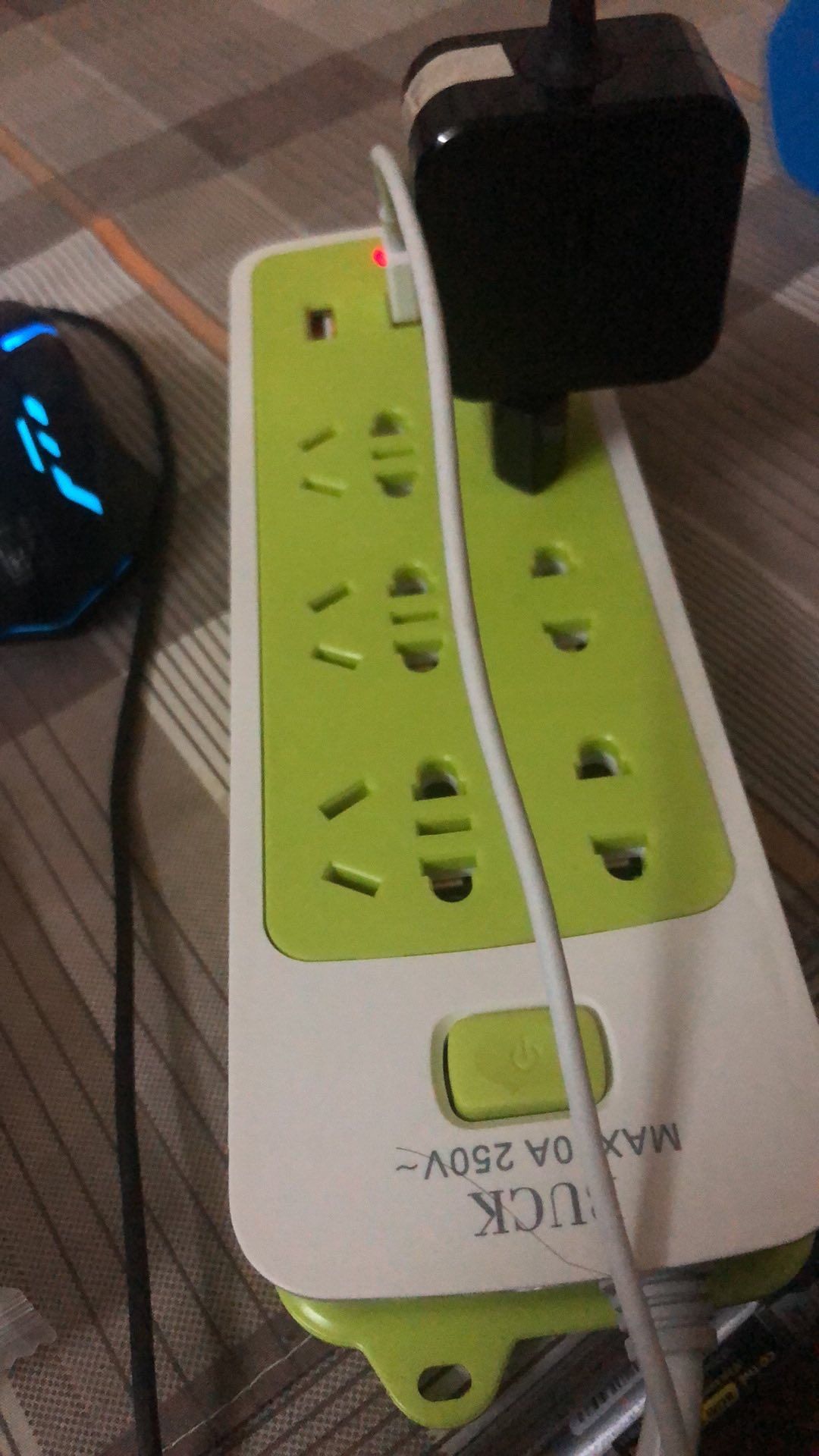 Nhiều ổ cắm, rất tiện, ổ nhìn cũng chắc chắn . cắm sạc thử nhanh như ổ bt ở nhà chứ k khác mấy. 10 điểm chất lượng