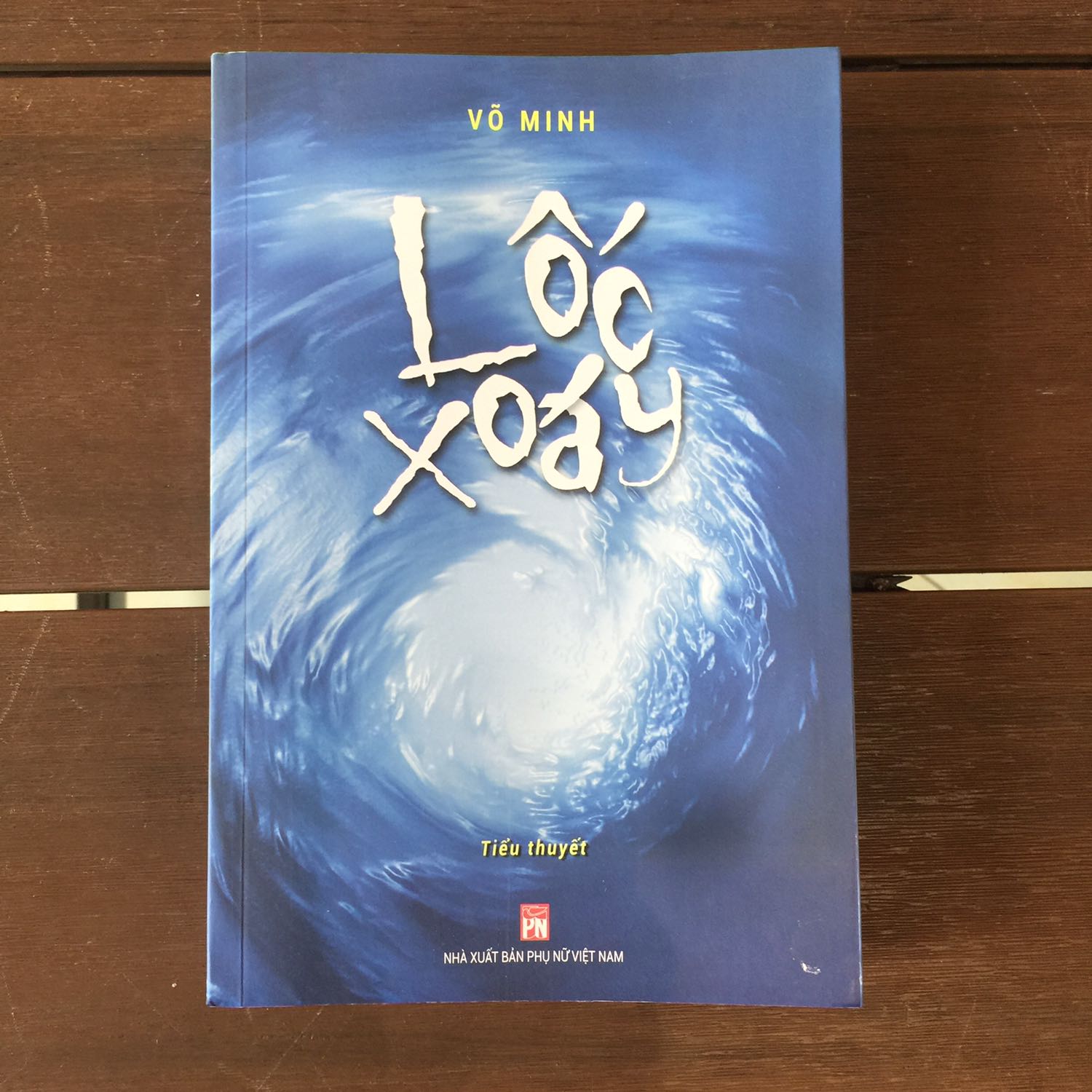 Cuốn sách mới xuất bản của nhà văn Võ Minh về đề tài cải cách. Sách khổ to bìa mềm, tay gập. Giấy và bìa khá mỏng nên cảm giác cầm sách hơi mềm. Gáy sách hơi sờn cạnh và dính bẩn.