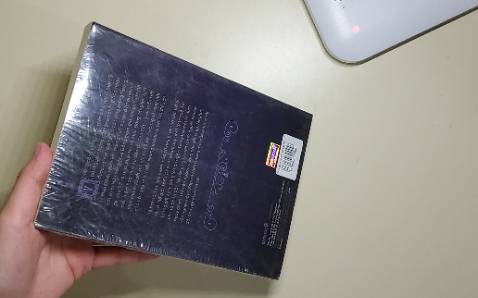 Chưa đọc nên không rõ cốt truyện như nào, nhưng xem review thì khá là đáng mong chờ.
Do truyện cũng cũ rồi nên hàng giao về không được mới nguyên lắm, nhưng vẫn rất tốt