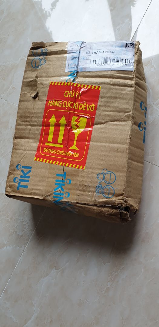 Dù dịch mà hàng nhận được nhanh lắm luôn.Mua ngày 11.11 mà ngày 14.11 đã nhận được hàng.Ngoài này mưa nên hộp bị móp méo nhưng hàng vẫn ok.Đối với da thiên khô như mình thì nước hoa hồng này khá nhẹ để dưỡng ẩm da mặt.Khá là lỏng,thấm vào da nhanh,thích hợp cho cơ thể hơn.