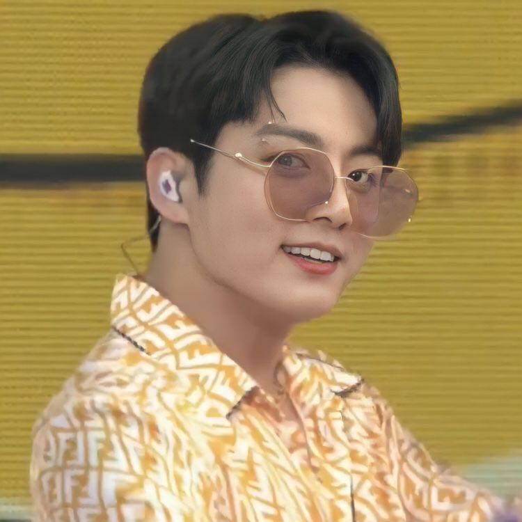 Năm ấy: "Tôi đã tìm thấy người phụ nữ để chăm sóc hết cuộc đời mình. Tôi sắp kết hôn nên tôi mong sẽ nhận được sự ủng hộ".


Thế giới này sẽ thật mỹ miều nếu như em giữ mình đừng nghĩ nhiều.