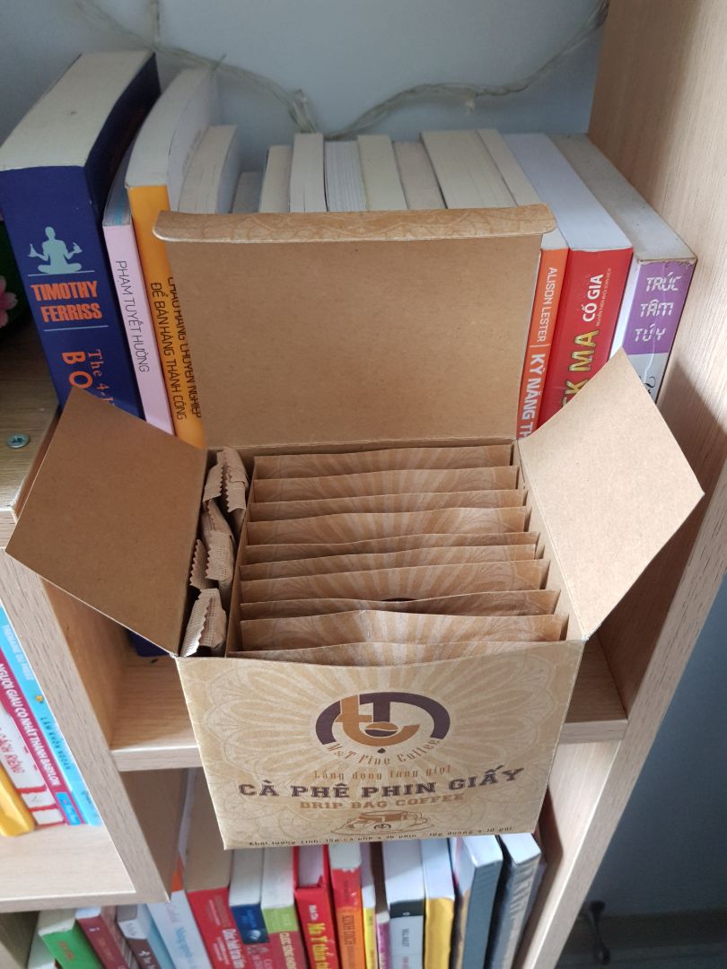 Mình giành ít thời gian đánh giá như sau:
+ Mình mua là để tặng sếp vì thấy mẫu mã nhìn nó có cảm giác mộc mạc của cafe và nhiều đánh giá thấy ok
+ Sếp mình người Nhật nên thích uống loại này lắm, 
+ Sếp khen cafe này màu nâu nhạt đúng gu của ổng rất hợp với điếu xì gà ống tre ổng hay hút nữa.(Công ty mình sản xuất xì gà)
Tiki giao nên mình rất yên tâm về chất lượng và đóng gói kỹ. Shop nên giữ đúng mùi vị này.
Cảm ơn Tiki và Shop.