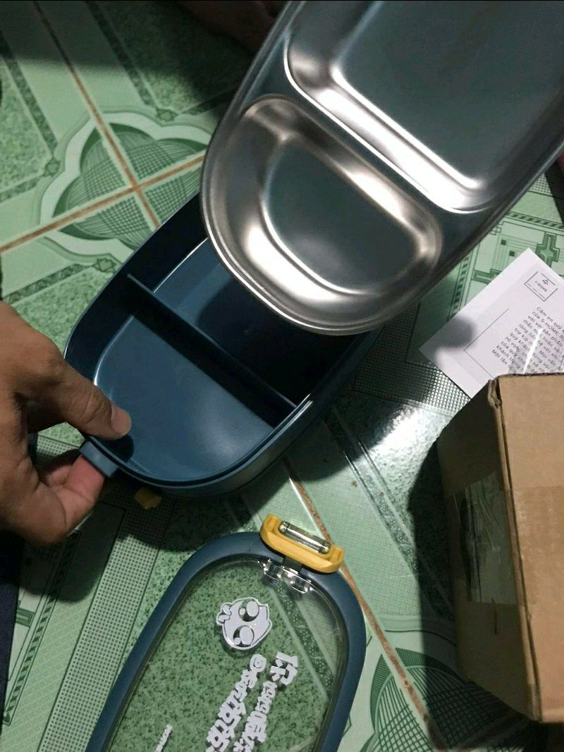 Hộp cơm màu xanh này nhìn ngoài rất đẹp, inox bên trong chuẩn inox nên rất an toàn, có thể tháo rời, dễ vệ sinh. shop đóng gói cẩn thận, giao nhanh, sẽ ủng hộ shop thêm nữa
